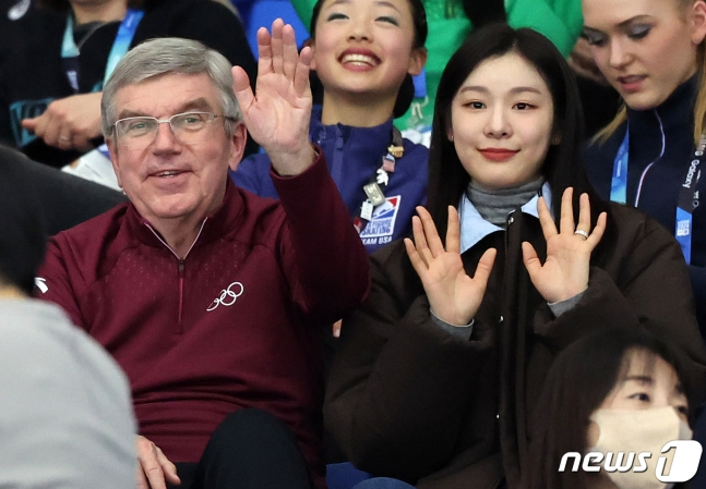 김연아(오른쪽) 강원 2024 홍보대사가 30일 강원 강릉 올림픽파크 강릉아이스아레나에서토마스 바흐 국제올림픽위원회(IOC) 위원장과 함께 피겨 경기를 관전하고 있다. /사진=뉴스1