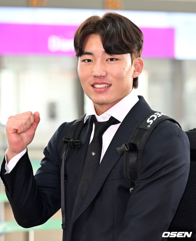 LG 김현종이 30일 인천국제공항에서 포즈를 취하고 있다.