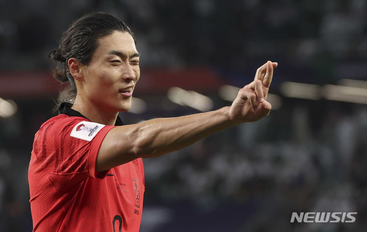 조규성이 31일(한국시간) 카타르 알라이얀의 에듀케이션 시티 스타디움에서 열린 '2023 아시아축구연맹(AFC) 아시안컵' 한국 대 사우디아라비아 16강전에 극적인 동점골을 넣은 뒤 세리머리르 하고 있다. /사진=뉴시스