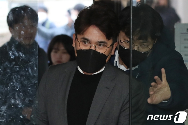후원업체로부터 뒷돈을 받은 혐의를 받는 프로야구 기아 타이거즈의 장정석 전 단장이 30일 오전 서울 서초동 서울중앙지방법원에서 열린 구속 전 피의자 심문(영장실질심사)에 출석하고 있다. /사진=뉴스1