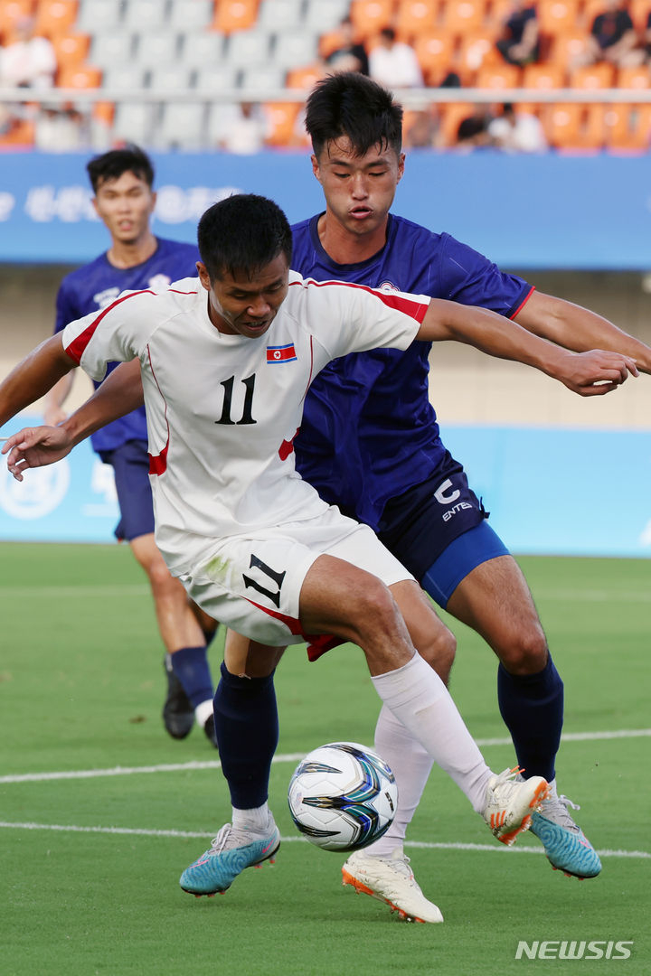 북한 축구대표팀 김국진(등번호11)이 지난해 9월 19일 중국 진화 저장대 동 스타디움에서 열린 2022 항저우 아시안게임 남자축구 조별리그 F조 1차전 북한 대 대만 경기에서 돌파를 시도하고 있다. /사진=뉴시스