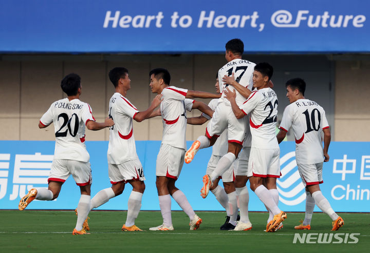 기뻐하는 북한 축구대표팀 선수들. /사진=뉴시스