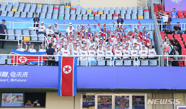 지난해 9월 30일 중국 윈저우 스포츠센터 스타디움에서 열린 2022 항저우 아시안게임 여자 축구 8강전 한국 대 북한 경기에서 북한 응원단이 인공기를 흔들며 응원을 하고 있다. /사진=뉴시스