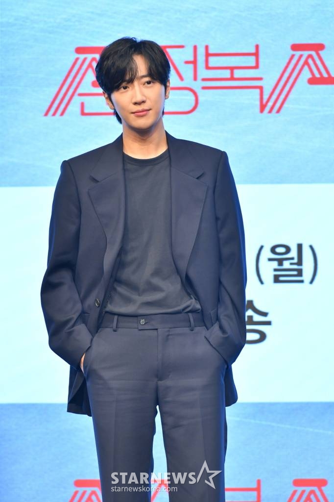배우 이상엽이 21일 오후 서울 구로구 디큐브시티 더 세인트에서 진행된 KBS2 월화드라마 '순정복서' 제작발표회에 참석해 포즈를 취하고 있다. '순정복서'는 사라진 천재 복서 이권숙(김소혜 분)과 냉혈한 에이전트 김태영(이상엽 분)의 인생을 건 승부조작 탈출기를 그린다. 추종남 작가의 소설 '순정복서'를 원작으로 했다. 21일 오후 9시 50분 첫 방송된다. / 사진제공 = KBS /사진=김창현