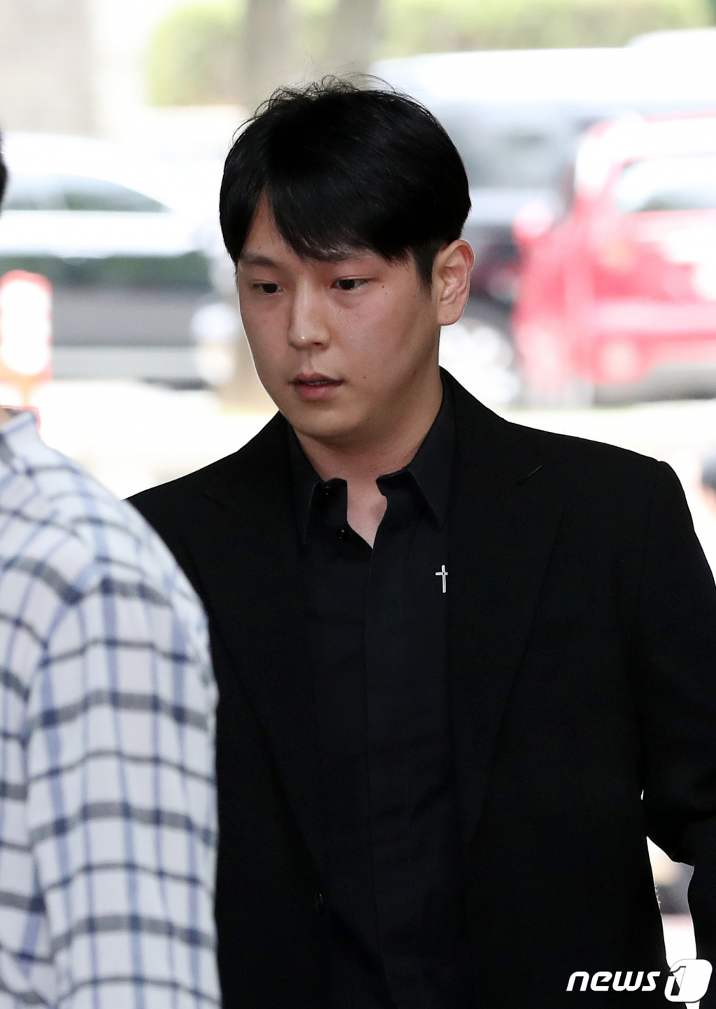 (서울=뉴스1) 이승배 기자 = 20대 여성을 성추행한 혐의로 재판에 넘겨진 그룹 B.A.P 멤버 힘찬(김힘찬)이 12일 오전 서울 서초구 서울중앙지방법원에서 열린 강제추행 관련 1회 공판기일에 출석하고 있다. 2019.7.12/뉴스1