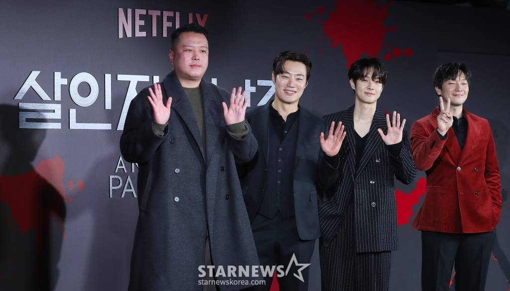 이창희 감독, 배우 이희준, 최우식, 손석구가 1일 오전 서울 용산구 몬드리안 서울 이태원에서 진행된 넷플릭스 시리즈 '살인자ㅇ난감' 제작발표회에 참석해 포즈를 취하고 있다. '살인자ㅇ난감'은 우연히 살인을 시작하게 된 평범한 남자와 그를 지독하게 쫓는 형사의 이야기를 그린 넷플릭스 시리즈. 오는 9일 공개. 2024.02.01 /사진=김창현