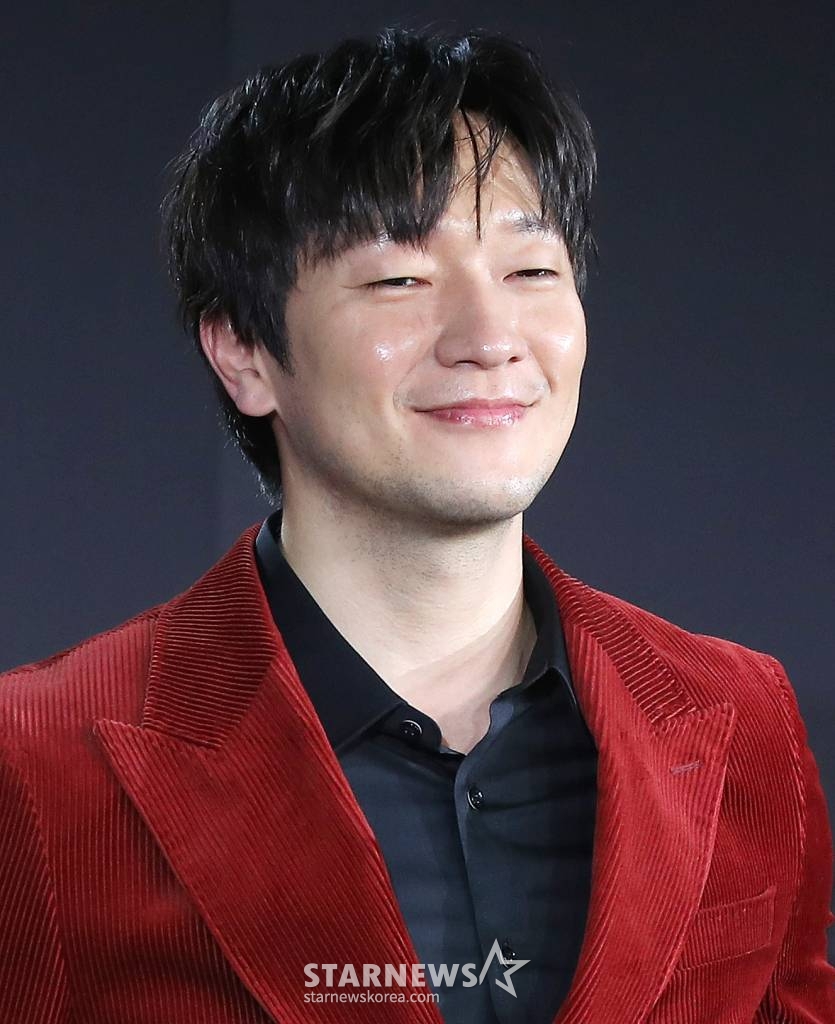배우 손석구가 1일 오전 서울 용산구 몬드리안 서울 이태원에서 진행된 넷플릭스 시리즈 '살인자ㅇ난감' 제작발표회에 참석해 포즈를 취하고 있다. '살인자ㅇ난감'은 우연히 살인을 시작하게 된 평범한 남자와 그를 지독하게 쫓는 형사의 이야기를 그린 넷플릭스 시리즈. 오는 9일 공개. 2024.02.01 /사진=김창현