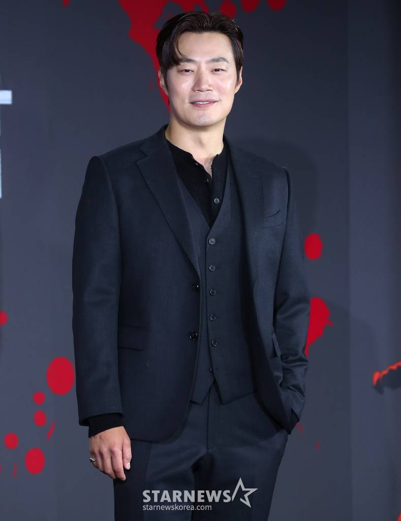 배우 이희준이 1일 오전 서울 용산구 몬드리안 서울 이태원에서 진행된 넷플릭스 시리즈 '살인자ㅇ난감' 제작발표회에 참석해 포즈를 취하고 있다. '살인자ㅇ난감'은 우연히 살인을 시작하게 된 평범한 남자와 그를 지독하게 쫓는 형사의 이야기를 그린 넷플릭스 시리즈. 오는 9일 공개. 2024.02.01 /사진=김창현