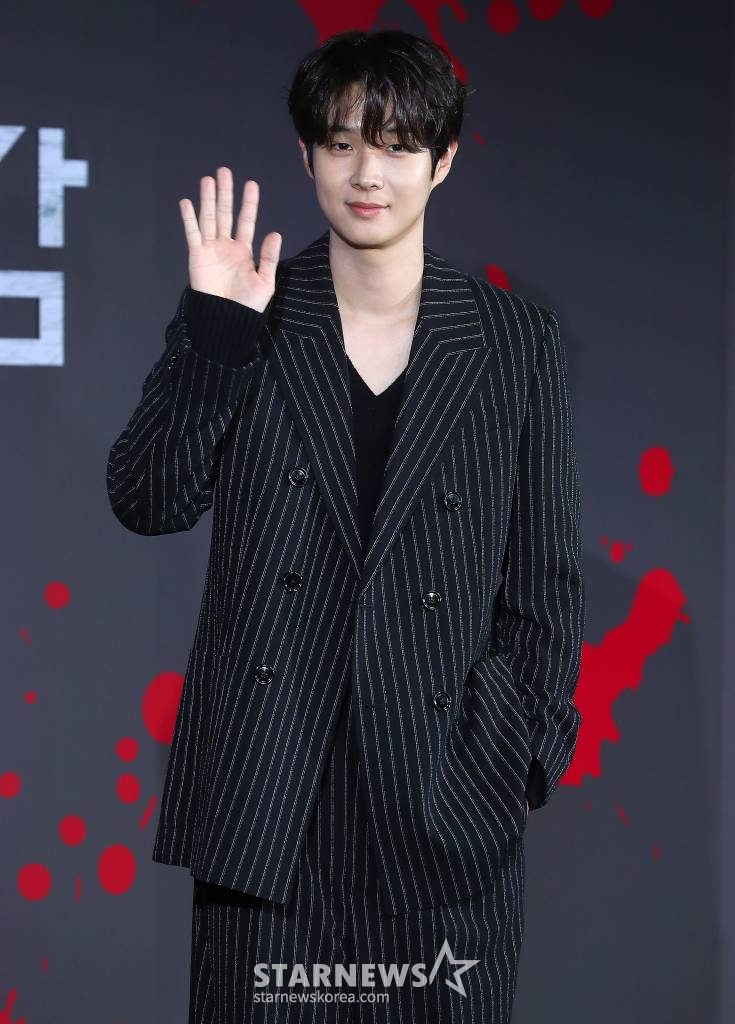 배우 최우식이 1일 오전 서울 용산구 몬드리안 서울 이태원에서 진행된 넷플릭스 시리즈 '살인자ㅇ난감' 제작발표회에 참석해 포즈를 취하고 있다. '살인자ㅇ난감'은 우연히 살인을 시작하게 된 평범한 남자와 그를 지독하게 쫓는 형사의 이야기를 그린 넷플릭스 시리즈. 오는 9일 공개. 2024.02.01 /사진=김창현