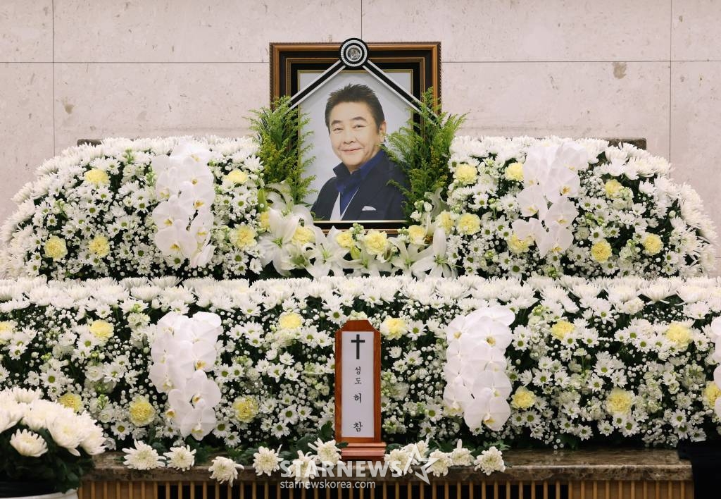 간암 투병 끝에 향년 73세로 별세한 방송인 故 허참(본명 이상룡)의 빈소가 1일 서울 송파구 서울아산병원 장례식장에 마련됐다. 부산에서 태어나 동아대 경영학과를 졸업한 허참은 1970년대 음악다방 '쉘부르' MC로 연예계에 입문, 1971년 TBC '7대 가수쇼' MC로 정식 데뷔했다. 이후 뛰어난 입담으로 KBS 2TV '쇼쇼쇼', '도전 주부가요스타' 등 MC로 활약했다. 발인은 3일 오전. /사진공동취재단 /사진=이동훈 기자 photoguy@