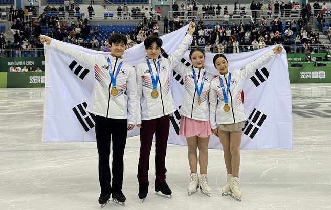피겨 팀 이벤트 금메달을 차지한 김현겸(왼쪽부터), 이나무, 김지니, 신지아. /사진=대한빙상경기연맹