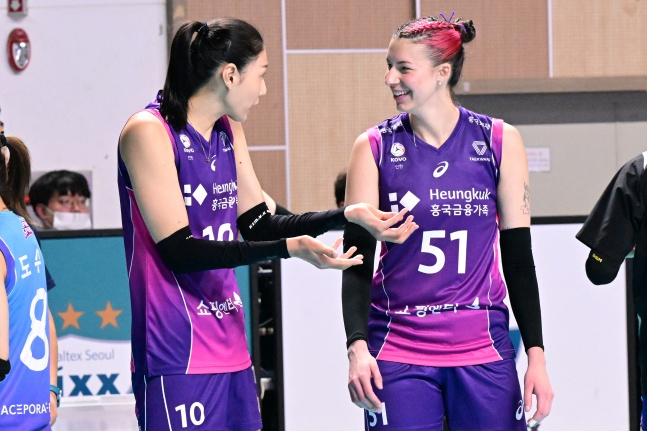 윌로우 존슨(오른쪽)과 김연경. /사진=한국배구연맹