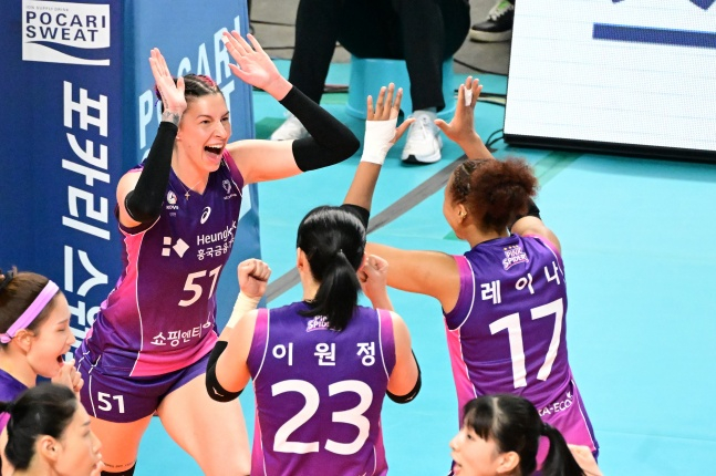 흥국생명의 윌로우 존슨(왼쪽)과 레이나(오른쪽)이 함께 기뻐하고 있다. /사진=한국배구연맹