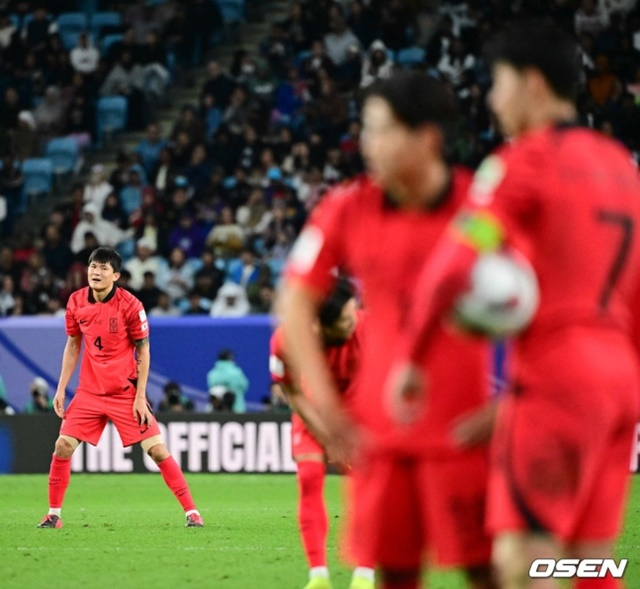 호주전에 집중하는 김민재(왼쪽). /사진=OSEN