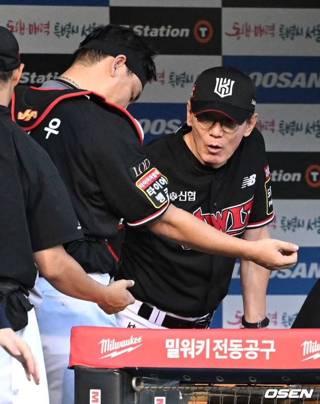 이강철(오른쪽) KT 감독과 장성우.