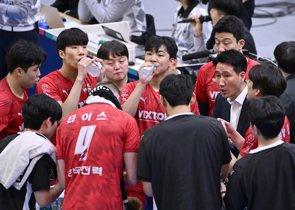 작전타임 지시하는 권영민 한국전력 감독. /사진제공=한국배구연맹(KOVO)