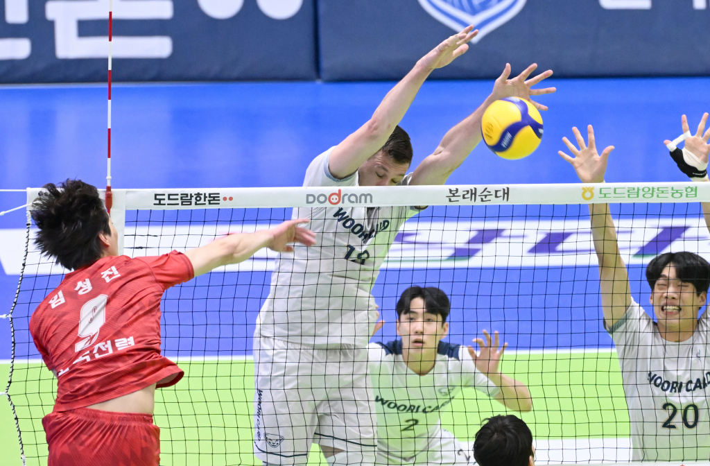 임성진 공격 블로킹하는 마테이. /사진제공=한국배구연맹(KOVO)