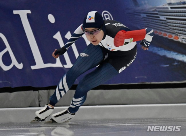김민선이 4일(한국시간) 캐나다 퀘백 상트르 데 글라스에서 열린 2023~2024 국제빙상경기연맹(ISU) 스피드스케이팅 월드컵 여자 500m 1차 레이스에서 역주를 펼치고 있다. /사진=뉴시스