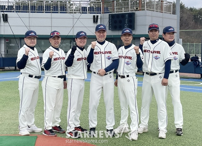 2024 KBO 넥스트 레벨 캠프에 코칭스태프로 참석한 지도자들이 기념촬영을 하고 있다. 왼쪽부터 차명주 투수코치, 강성우 배터리코치, 류지현 내야수비코치, 장종훈 감독, 김용달 타격코치, 장원진 외야수비코치, 윤학길 투수코치. /사진=양정웅 기자
