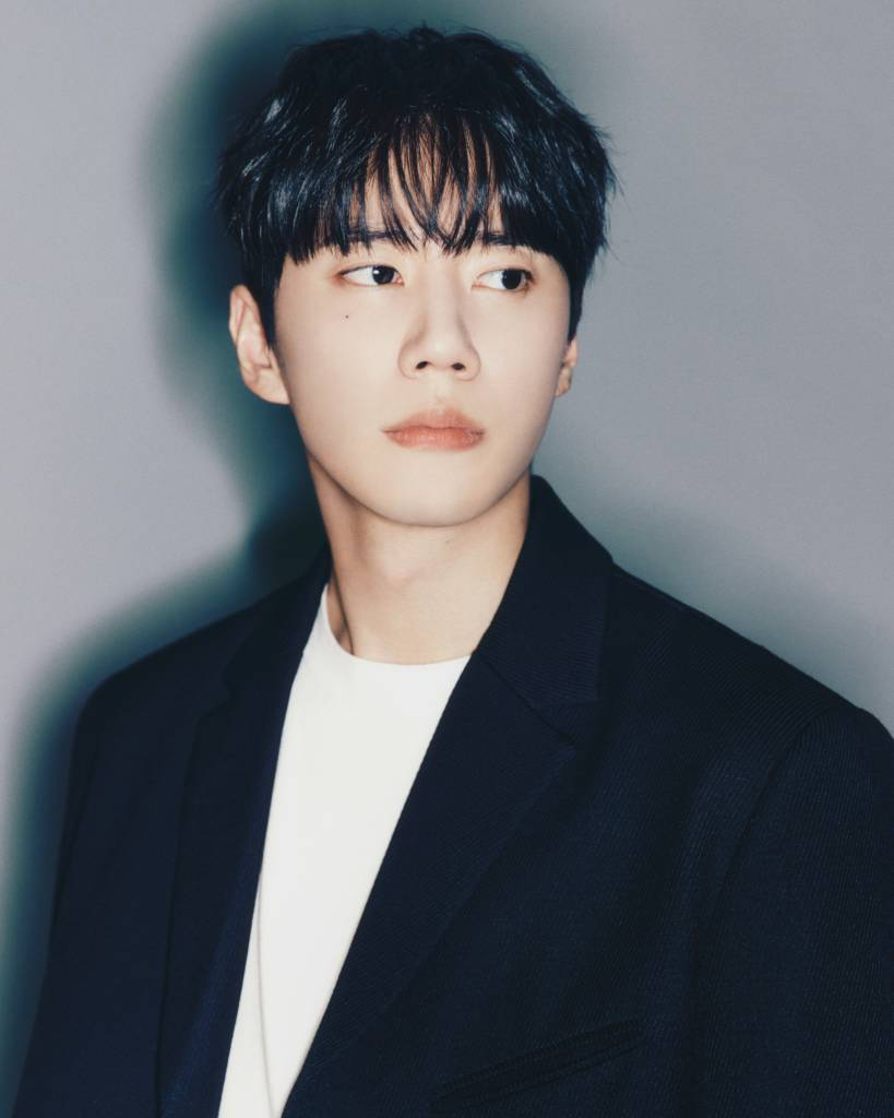 배우 이준영이 5일 오전 서울 종로구 삼청동의 한 카페에서 진행된 넷플릭스 영화 '황야' 관련 인터뷰를 위해 포즈를 취하고 있다. 이준영은 극 중 남산(마동석 분)과 함께 동거동락하는 파트너 최지완 역을 맡았다. 최지완은 어설픈 실력이지만 남산과 함께 사냥을 하고 수나(노정의 분)와 버스동 사람들에게 도움이 되기 위해 최선을 다한다. '황야'는 폐허가 된 세상, 오직 힘이 지배하는 무법천지 속에서 살아가는 자들이 생존을 위해 벌이는 최후의 사투를 그린 액션 블록버스터다. / 사진제공 = 넷플릭스 /사진=김창현