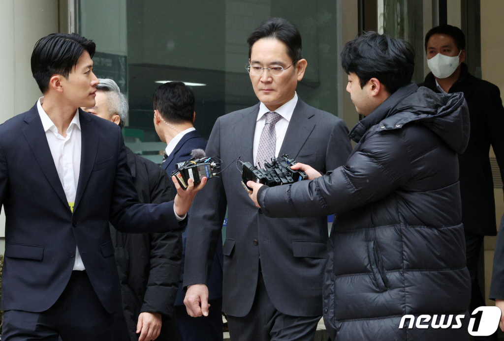 이재용 삼성전자 회장이 5일 오후 서울 서초구 서울중앙지방법원에서 열린 회계부정·부당합병 관련 1심 선고 공판을 마친 뒤 법원을 나서고 있다. /사진제공=뉴스1