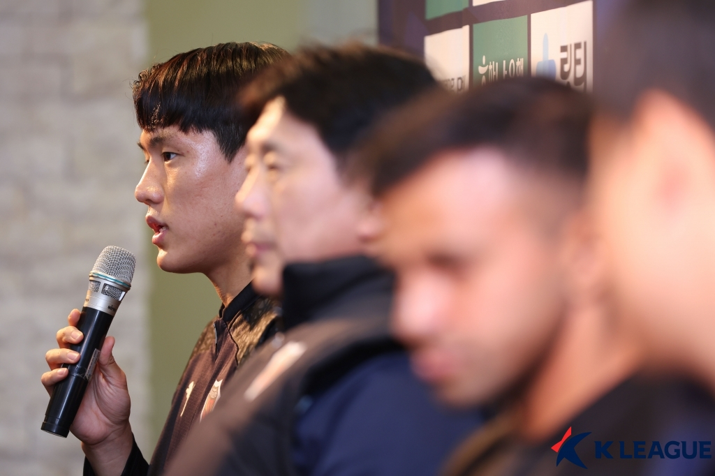 취재진 질문에 답하는 이호재. /사진제공=한국프로축구연맹
