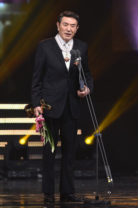 = 배우 남궁원이 27일 오후 서울 중구 국립극장 해오름극장에서 열린 ‘2016 대한민국 대중문화예술상’에서 은관문화훈장 수훈 후 소감을 전하고 있다.
