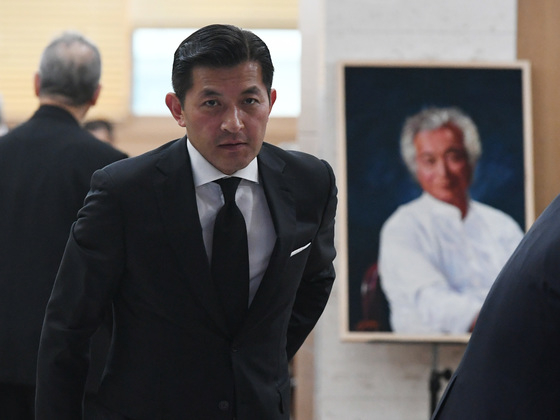 = 홍정욱 전 의원이 5일 오후 서울 송파구 풍납동 서울아산병원 장례식장에 마련된 故 신성일(81) 의 빈소에서 조문을 마치고 빈소를 나서고 있다. 2018.11.5/뉴스1