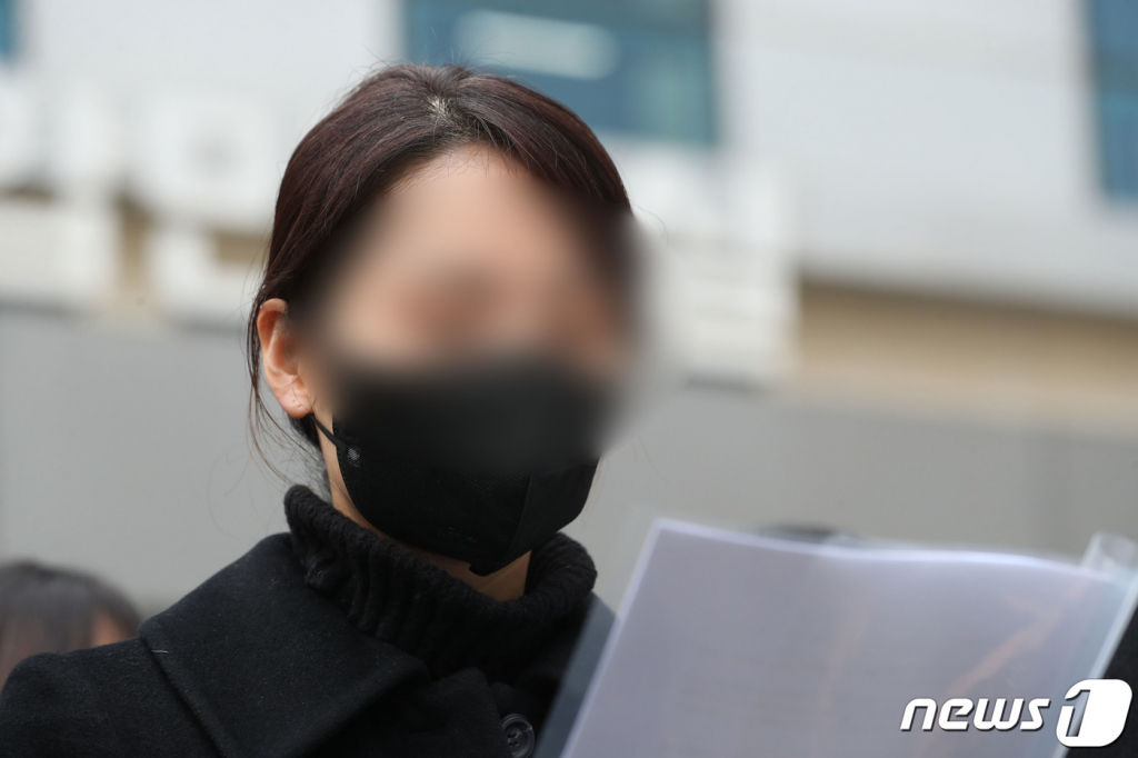 (수원=뉴스1) 김영운 기자 = 웹툰 작가 주호민씨 아들(10)을 학대한 혐의로 1심에서 벌금 200만원 선고유예를 받은 특수교사 A씨가 6일 오전 경기 수원시 영통구 수원지방법원에서 항소장을 제출하기 전 기자회견을 하고 있다. 2024.2.6/뉴스1 Copyright (C) 뉴스1. All rights reserved. 무단 전재 및 재배포, AI학습 이용 금지.
