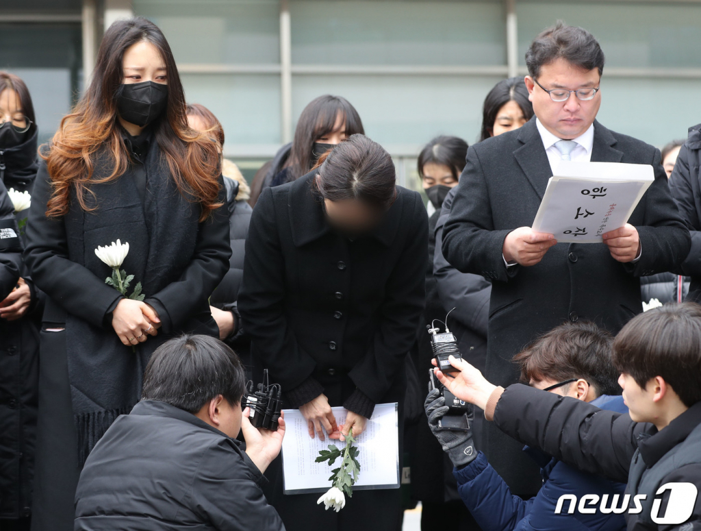 (수원=뉴스1) 김영운 기자 = 웹툰 작가 주호민씨 아들(10)을 학대한 혐의로 1심에서 벌금 200만원 선고유예를 받은 특수교사 A씨가 6일 오전 경기 수원시 영통구 수원지방법원에서 기자회견을 마치고 인사를 있다. 2024.2.6/뉴스1 Copyright (C) 뉴스1. All rights reserved. 무단 전재 및 재배포, AI학습 이용 금지.