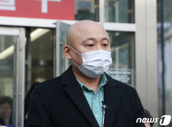 (수원=뉴스1) 김영운 기자 = 웹툰작가 주호민이 1일 오전 경기 수원시 영통구 수원지방법원에서 취재진의 질문에 답하고 있다. 이날 '주호민 아들 아동학대' 혐의로 기소된 특수교사가 1심에서 벌금 200만원 선고유예를 받았다. 2024.2.1/뉴스1 Copyright (C) 뉴스1. All rights reserved. 무단 전재 및 재배포, AI학습 이용 금지.