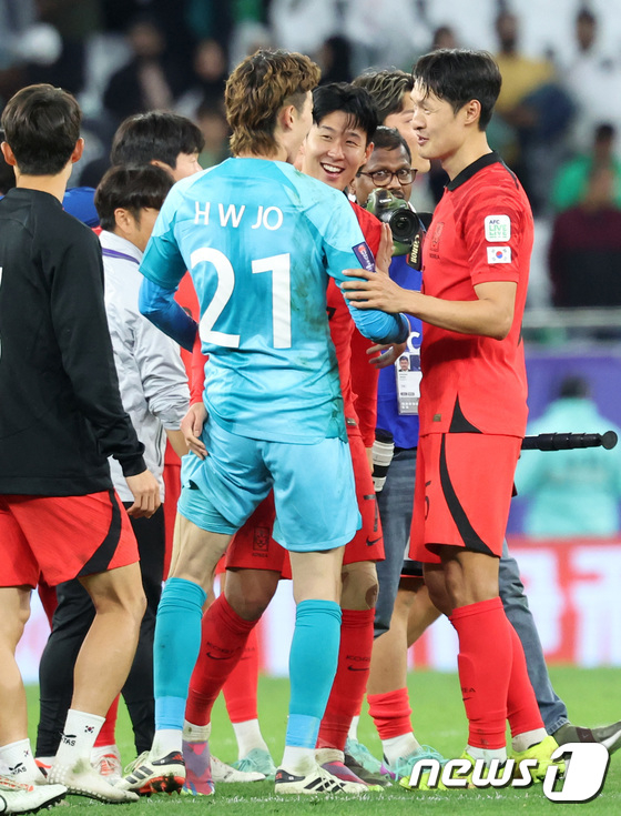 사우디아라비아와 경기 후 웃는 표정으로 조현우를 바라보는 손흥민(가운데)과 박용우(오른쪽). /사진제공=뉴스1