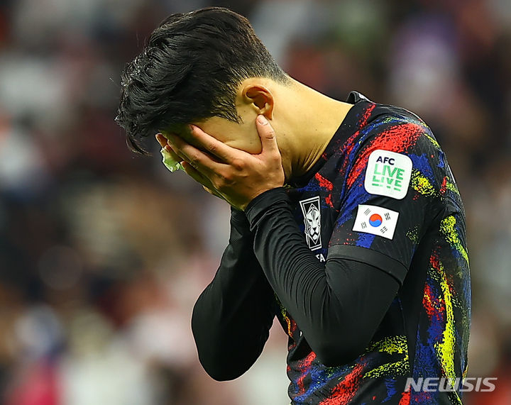 손흥민이 7일 오전 0시(한국시간) 카타르 알라이얀의 아흐마드 빈 알리 스타디움에서 열린 2023 아시아축구연맹(AFC) 카타르 아시안컵 준결승 한국 대 요르단 경기에서 0-2로 패한 뒤 아쉬워하고 있다. /사진=뉴시스