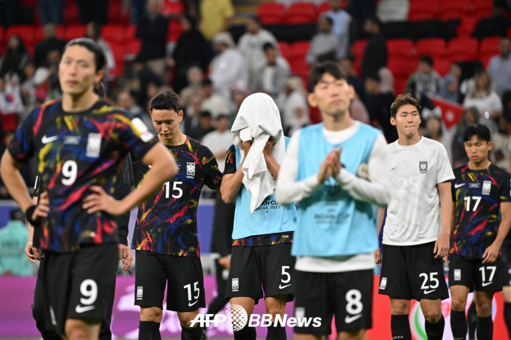 한국 축구 대표팀 선수들이 7일(한국시간) 2023 카타르 아시안컵 요르단과 4강전에서 패한 뒤 아쉬워하고 있다. /AFPBBNews=뉴스1
