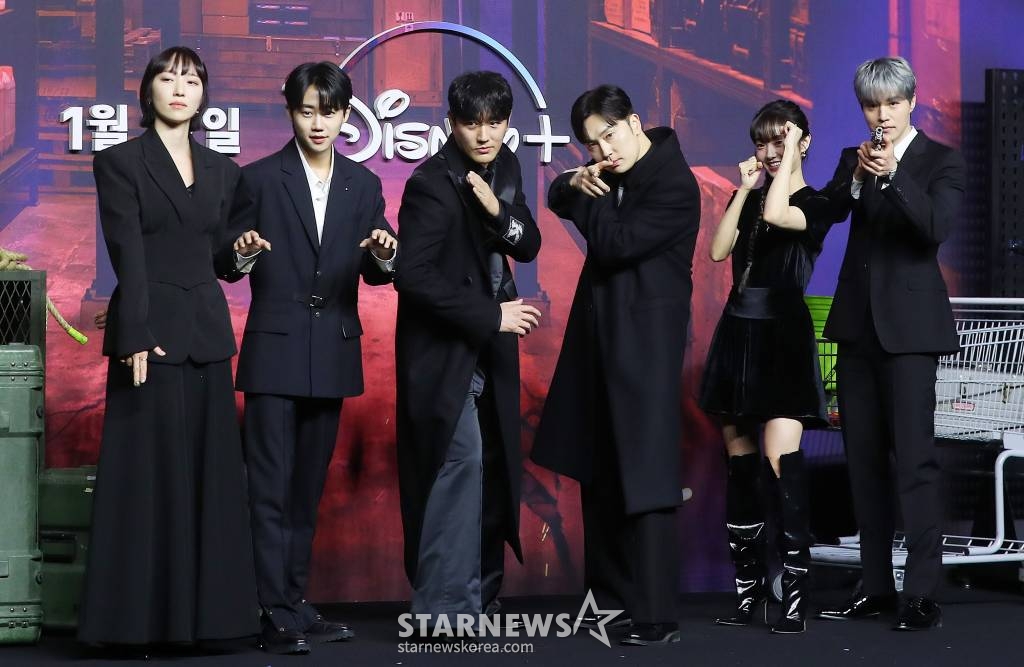 배우 금해나, 박지빈, 조한선, 서현우, 금해나, 이동욱이 15일 오전 서울 영등포구 여의도동 콘래드 서울에서 진행된 디즈니+ 오리지널 시리즈 '킬러들의 쇼핑몰' 제작발표회에 참석해 포즈를 취하고 있다. '킬러들의 쇼핑몰'은 삼촌 진만(이동욱 분)이 남긴 위험한 유산으로 인해 수상한 킬러들의 표적이 된 조카 지안(김혜준 분)의 생존기를 다룬 스타일리시 뉴웨이브 액션물이다. 오늘 17일 공개. 2024.01.15 /사진=김창현