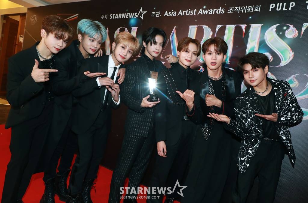 그룹 호라이즌이 14일 필리핀 아레나에서 열린 '2023 아시아 아티스트 어워즈 인 필리핀'(2023 Asia Artist Awards IN THE PHILIPPINES, 이하 '2023 AAA')에서 AAA 포커스 상을 수상한 뒤 포즈를 취하고 있다. '2023 AAA'는 스타뉴스가 주최하고 Asia Artist Awards 조직위원회, TONZ 엔터테인먼트, PULP Live World가 공동 주관한다. 그룹 아이브(IVE) 장원영, 가수 강다니엘, 그룹 제로베이스원 성한빈이 MC를 맡았다. 2023.12.14 /사진=이동훈