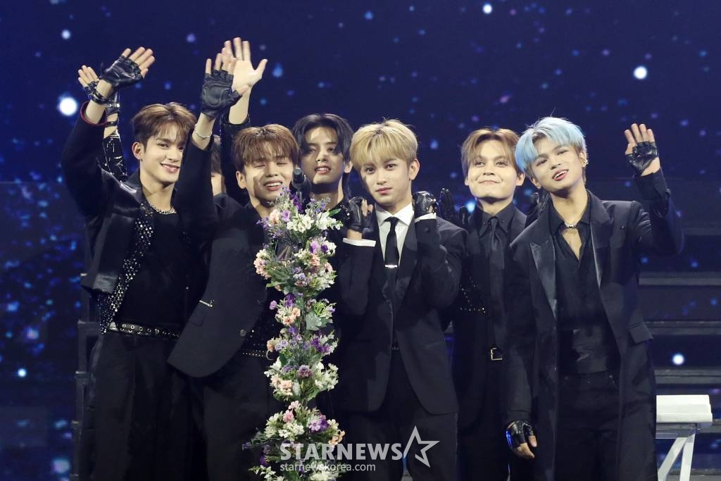 그룹 호라이즌이 14일 필리핀 아레나에서 열린 '2023 아시아 아티스트 어워즈 인 필리핀'(2023 Asia Artist Awards IN THE PHILIPPINES, 이하 '2023 AAA')에서 'AAA포커스 상'을 수상하고 소감을 말하고 있다. '2023 AAA'는 스타뉴스가 주최하고 Asia Artist Awards 조직위원회, TONZ 엔터테인먼트, PULP Live World가 공동 주관한다. 그룹 아이브(IVE) 장원영, 가수 강다니엘, 그룹 제로베이스원 성한빈이 MC를 맡았다. 2023.12.14 /사진=임성균
