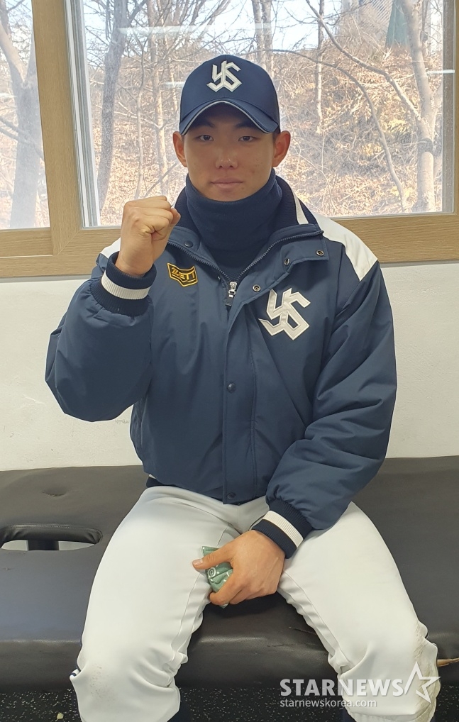 유신고 신재인이 7일 대구상원고 체력단련실에서 포즈를 취하고 있다. /사진=김동윤 기자