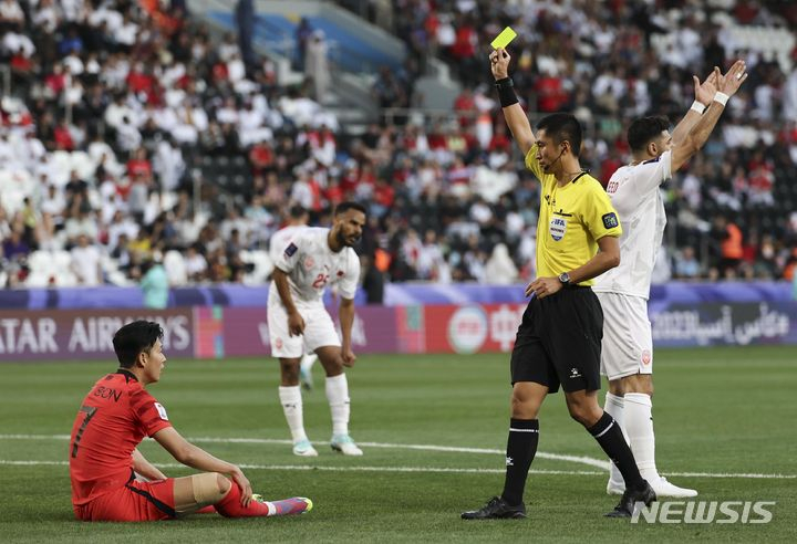 손흥민이 지난 달 15일(현지시각) 카타르 도하 자심 빈 하마드 스타디움에서 열린 2023 아시아축구연맹(AFC) 카타르 아시안컵 E조 조별리그 1차전 대한민국 대 바레인의 경기에서 옐로카드를 받고 있다. /사진=뉴시스