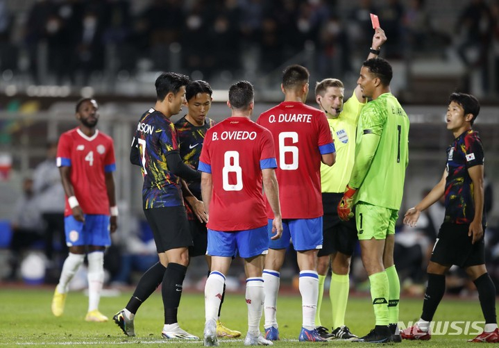 지난 2022년 9월 23일 경기 고양시 고양종합운동장에서 열린 하나은행 초청 축구 국가대표팀 평가전 대한민국 대 코스타리카의 경기에서 에스테반 알바라도가 레드카드를 받고 있다. /사진=뉴시스