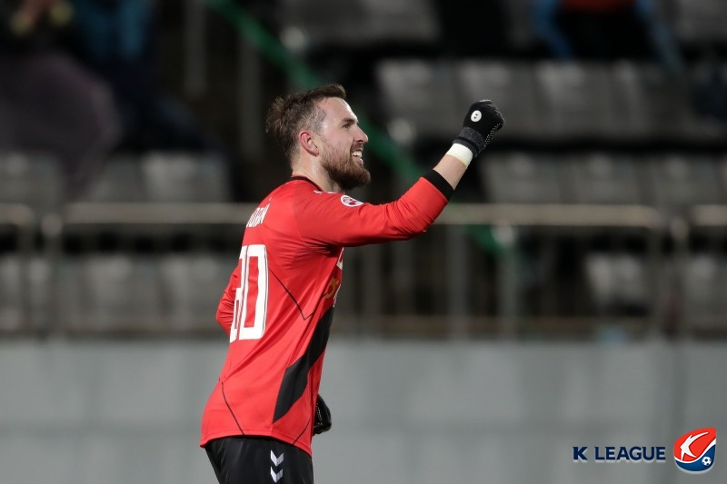 경남FC 옷을 입은 머치. /사진제공=한국프로축구연맹