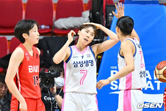 삼성생명 강유림(가운데).