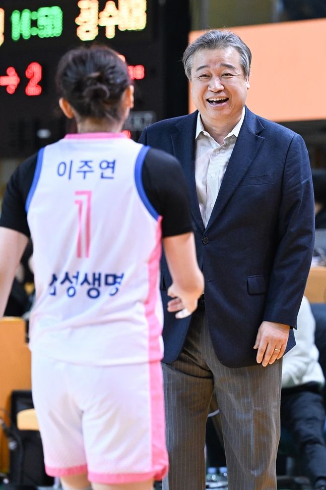 삼성생명 이주연(왼쪽)과 임근배 감독. /사진=WKBL