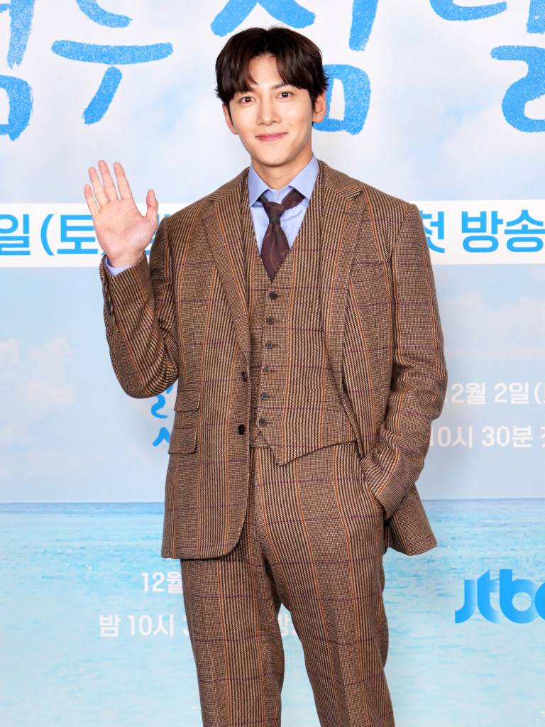 배우 지창욱이 1일 오후 온라인으로 진행된 JTBC 토일드라마 '웰컴투 삼달리' 제작발표회에 참석해 포즈를 취하고 있다. '웰컴투 삼달리'는 한라산 자락 어느 개천에서 난 용, '삼달'이 모든 걸 잃고 추락한 뒤, 개천을 소중히 지켜온 '용필'과 고향의 품으로 다시 돌아와 숨을 고르며 사랑도 찾는 청정 짝꿍 로맨스다. 오는 2일 첫 방송. / 사진제공 = JTBC /사진=김창현