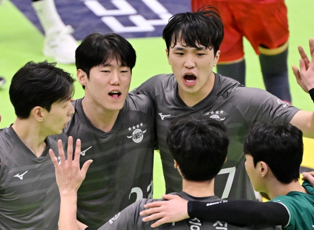 대한항공 선수단이 11일 한국전력전에서 득점 후 기뻐하고 있다. /사진=한국배구연맹