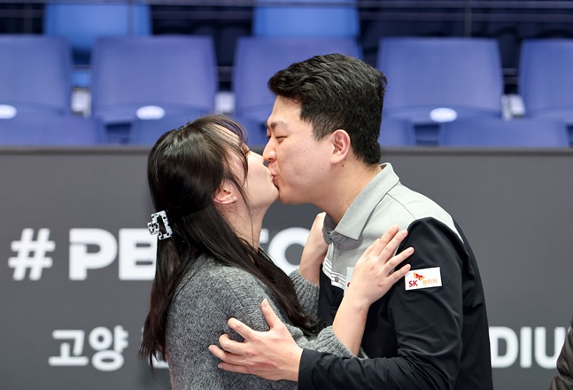 조건휘(오른쪽)가 12일 2023~2024 PBA 투어 8차전 '웰컴저축은행 웰뱅 PBA-LPBA 챔피언십' PBA 결승전 승리로 우승을 차지한 뒤 아내 김동원씨와 입을 맞추고 있다. /사진=PBA 투어