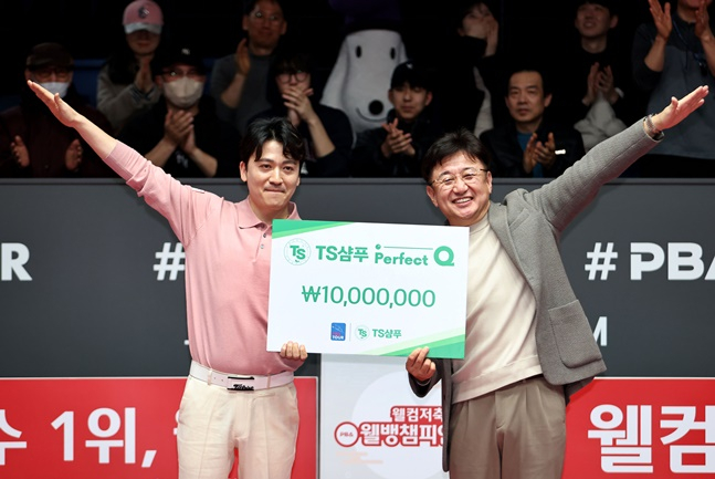 퍼펙트큐의 주인공 권혁민(왼쪽)이 장상진 PBA 부총재와 기념 포즈를 취하고 있다. /사진=PBA 투어
