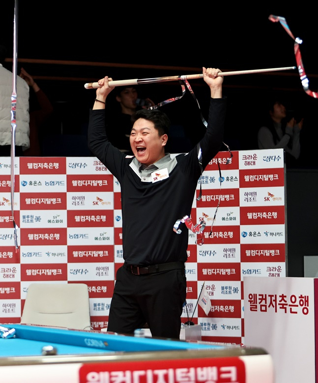 챔피언샷을 성공시킨 뒤 포효하는 조건휘. /사진=PBA 투어