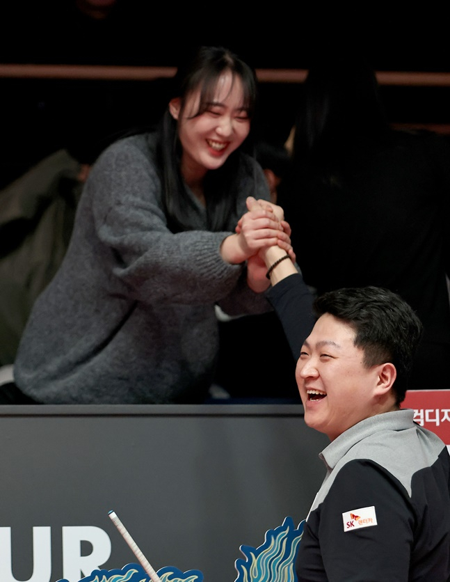 조건휘(아래)와 아내 김동원씨. /사진=PBA 투어