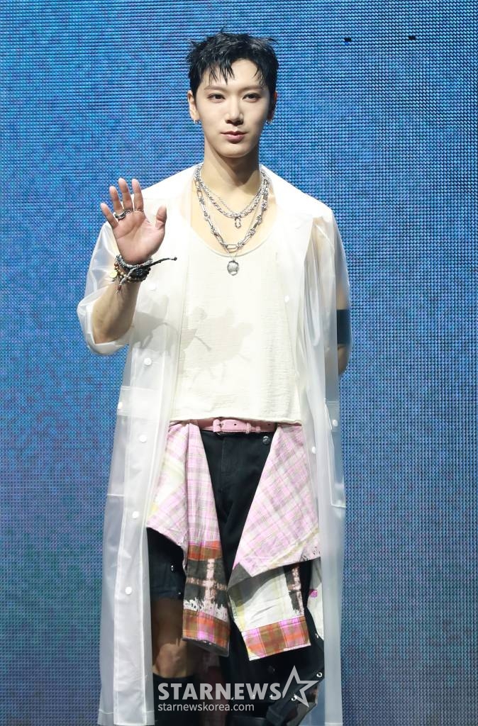 그룹 NCT 텐이 13일 오후 서울 광진구 예스24라이브홀에서 진행된 첫 솔로 미니앨범 '텐'(TEN) 발매기념 쇼케이스에서 포즈를 취하고 있다. 이번 앨범은 타이틀곡 '나이트워커'를 포함해 다채로운 분위기의 영어곡 총 6곡으로 구성됐다. /2024.02.13 /사진=이동훈
